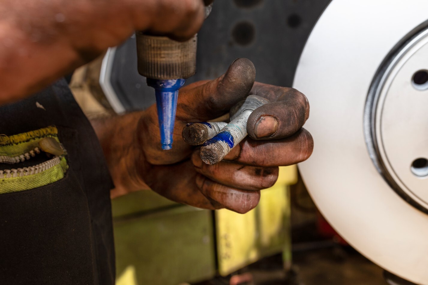 Menetrögzítő ragasztó