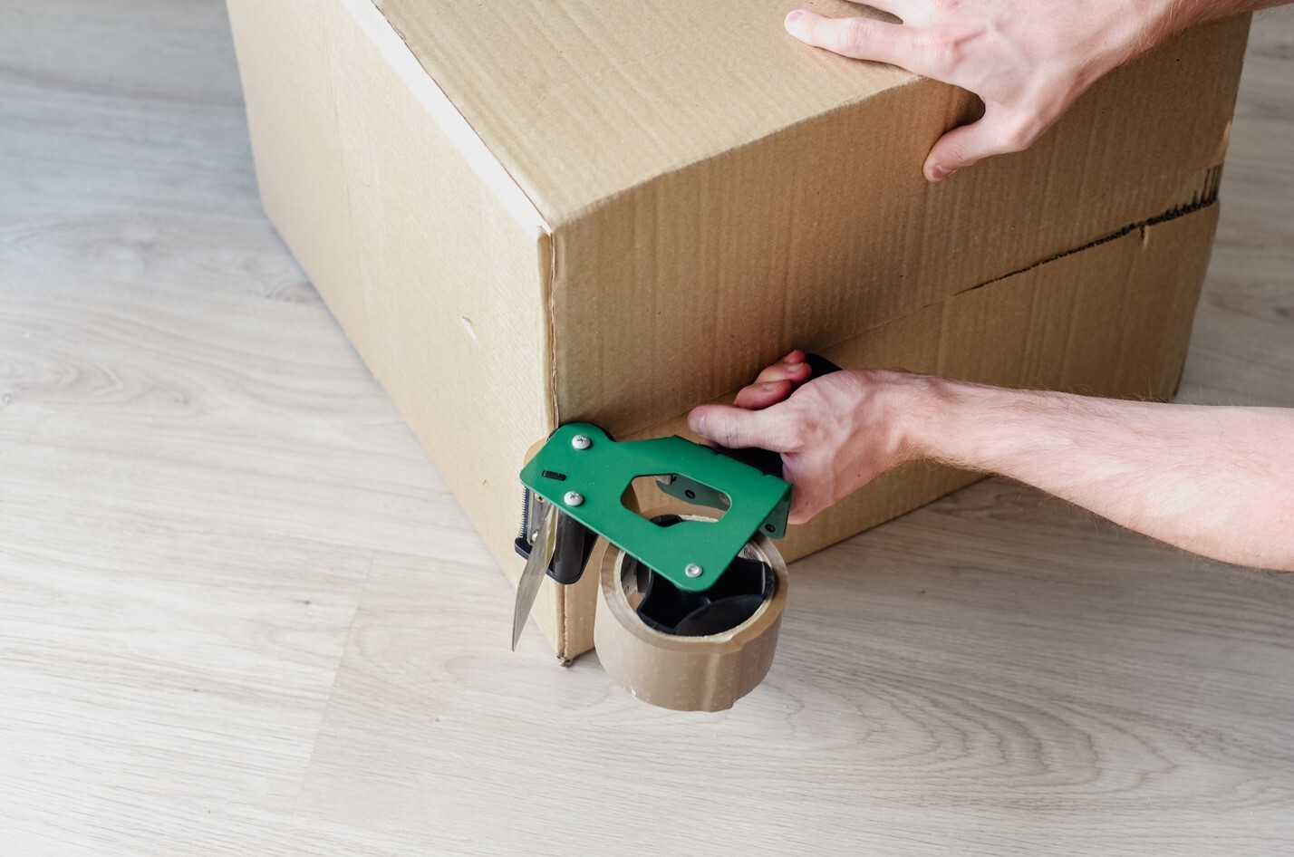 Ragasztószalag adagoló használata