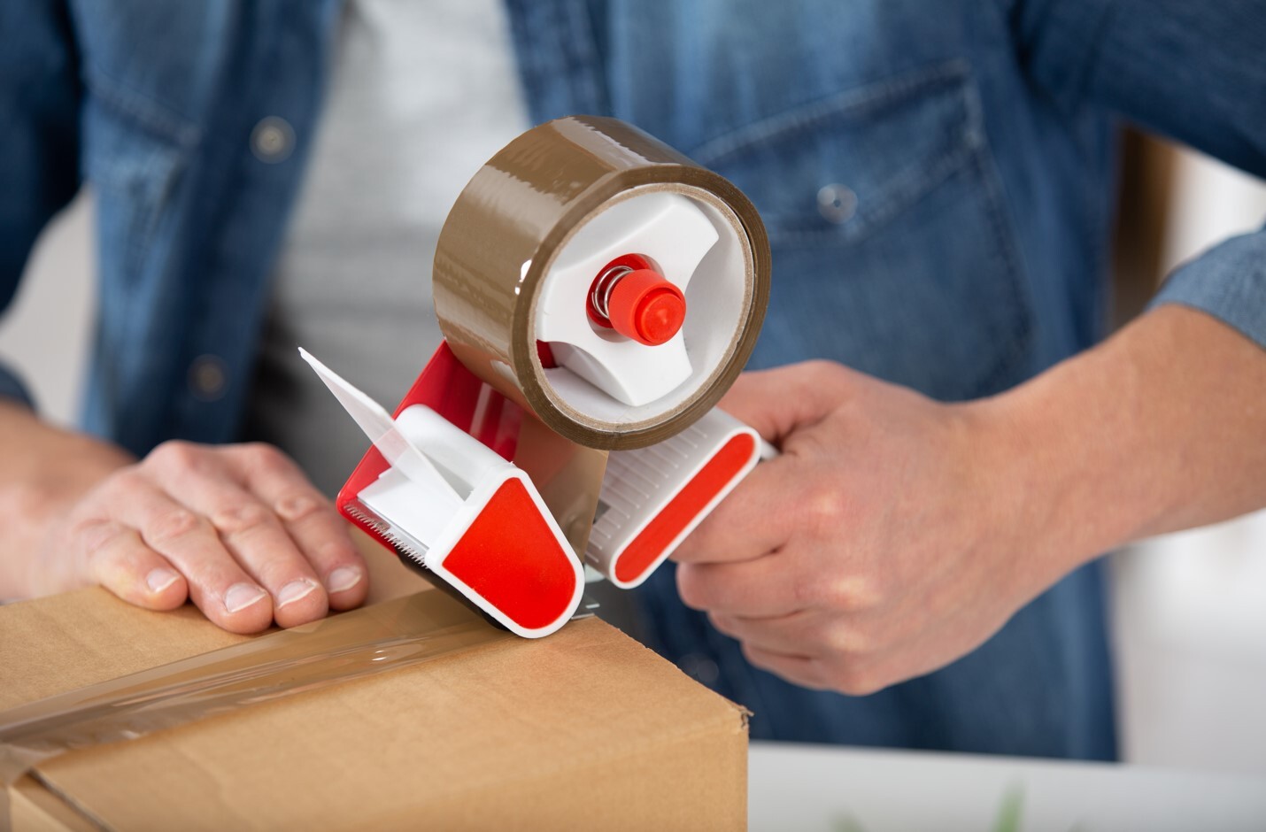 Ragasztószalag adagoló használata