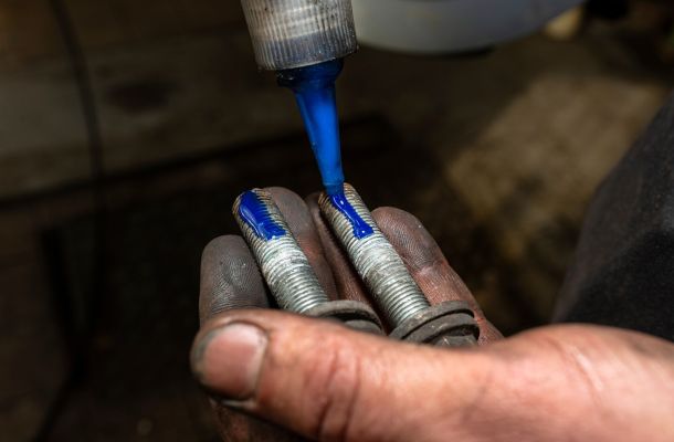 Menetrögzítő ragasztó: a biztos kötésért