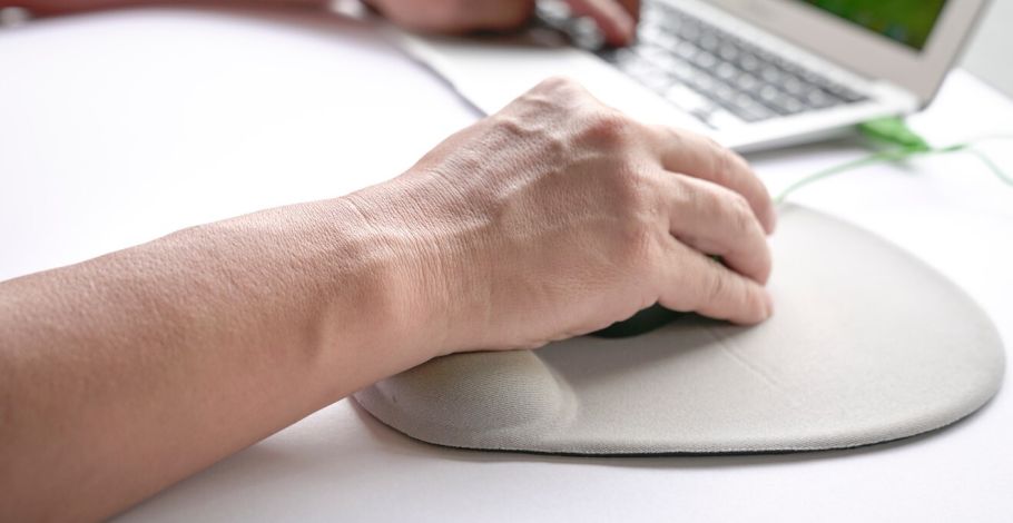 Miért javasolt az egér csuklótámasz használata?