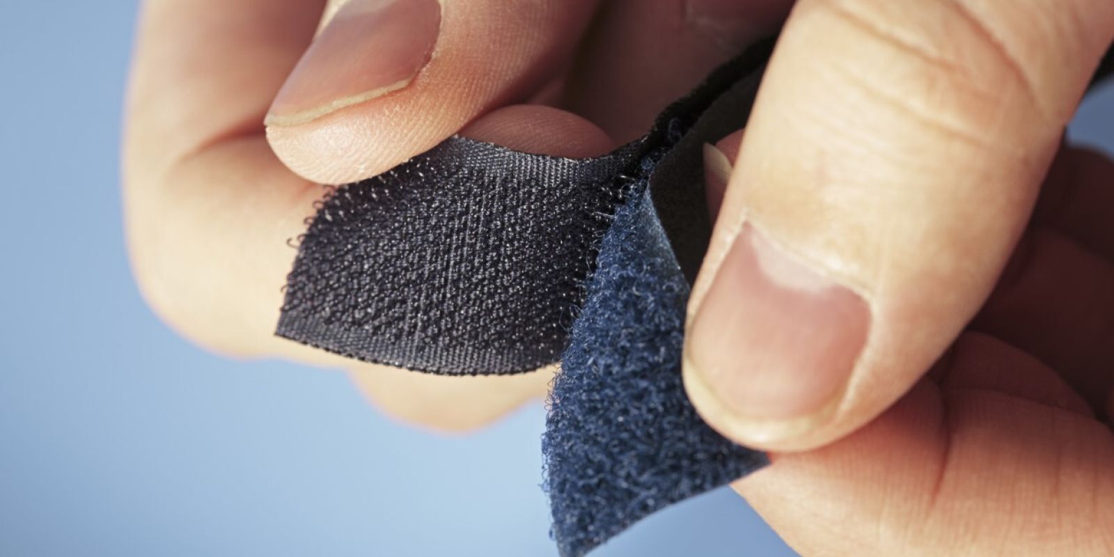 Öntapadó tépőzár: diszkrét megoldás minden helyzetben