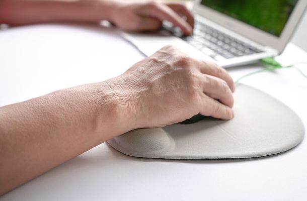 Miért javasolt az egér csuklótámasz használata?