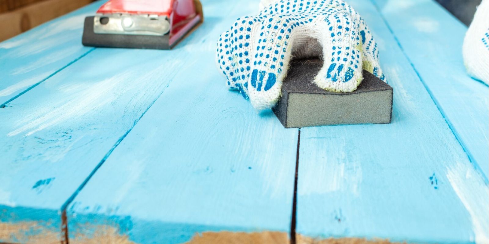 A kézi csiszolás eszközei: a csiszolószivacs használata