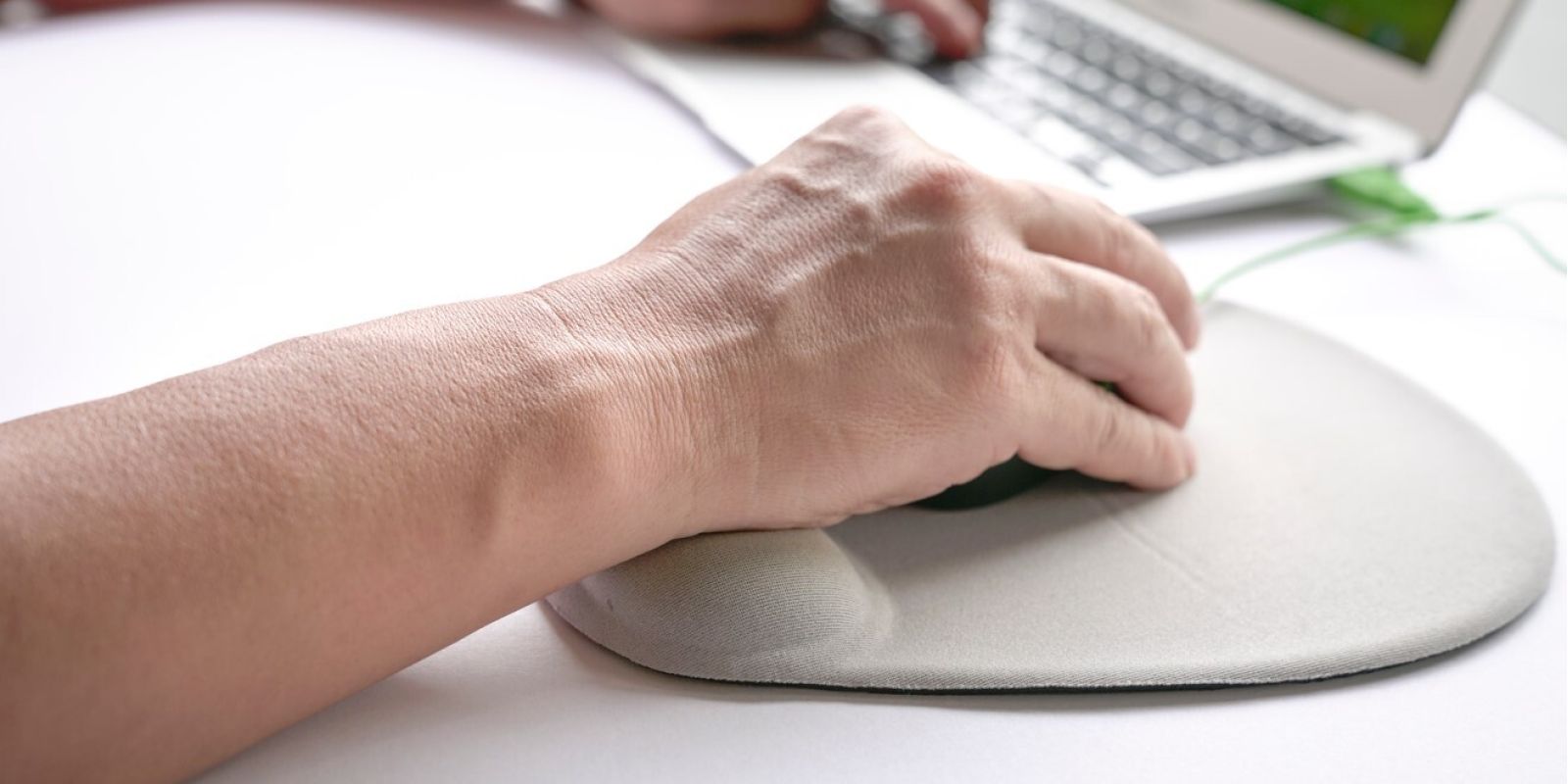 Miért javasolt az egér csuklótámasz használata?