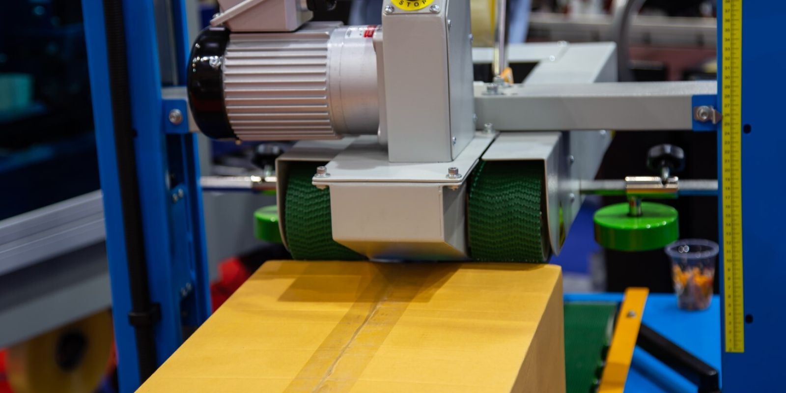 Dobozzáró gép: legyen biztonságban minden áru!