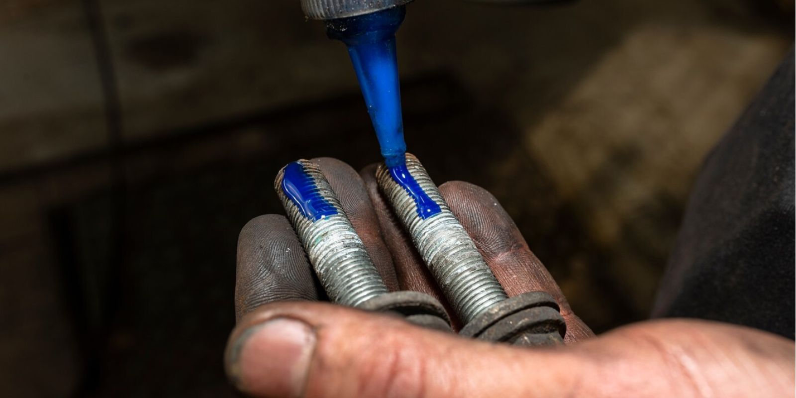 Menetrögzítő ragasztó: a biztos kötésért